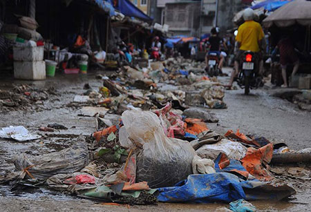 Thành phố Lạng Sơn thành “biển” rác sau trận lụt lịch sử