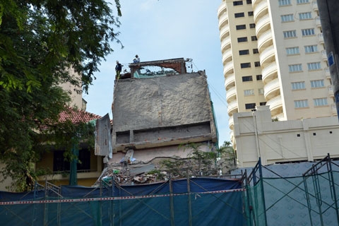 Tháo dỡ trụ sở sụt lún ở Sài Gòn