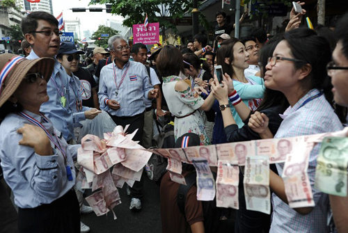 Thủ lĩnh biểu tình Thái đội mũ dán đầy tiền