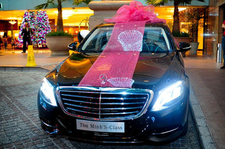 Thu Minh được chồng Tây bất ngờ tặng xe gần 6 tỷ dịp Noel