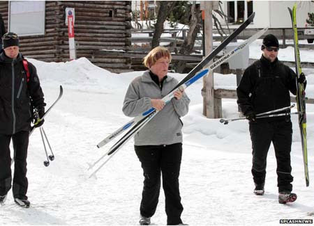 Thủ tướng Đức Merkel bị thương khi trượt tuyết