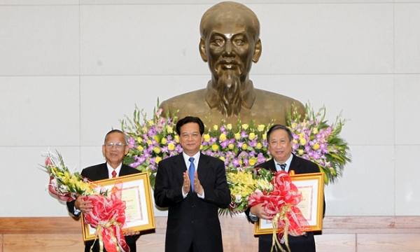 Thủ tướng Nguyễn Tấn Dũng trao huân chương Hồ Chí Minh cho nguyên Phó thủ tướng Trương Vĩnh Trọng, Phạm Gia Khiêm