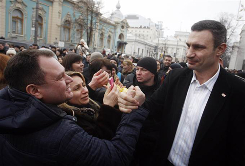 ‘Tiến sĩ búa thép’ tranh cử tổng thống Ukraine