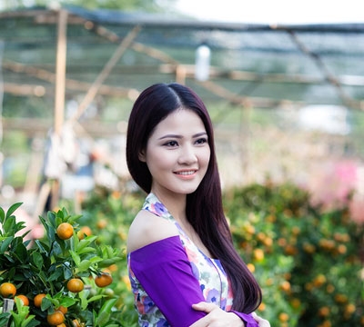 Trần Thị Quỳnh đọ sắc cùng hoa
