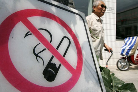 Trung Quốc cấm quan chức hút thuốc nơi công cộng