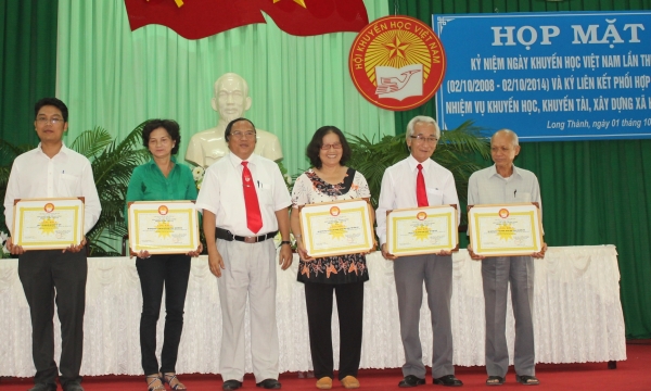 Trung ương Hội Khuyến học Việt Nam tặng bằng khen cho công ty Vedan