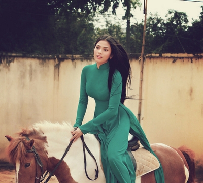 Trương Thị May mặc áo dài cưỡi ngựa