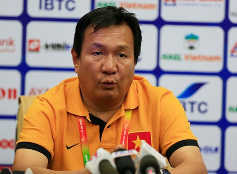 ‘U23 Việt Nam cần dứt điểm tốt hơn nếu muốn hạ Malaysia’                                                   Vic khoe ngực và chân trên tạp chí