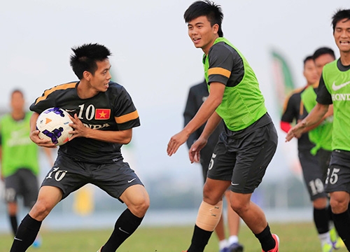U23 Việt Nam tự tin sẽ thắng U23 Lào                                                   Vic khoe ngực và chân trên tạp chí