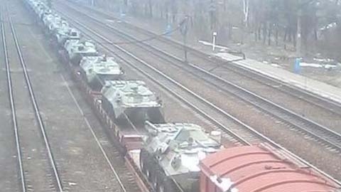 Ukraina đưa vũ khí hạng nặng sát biên giới Nga