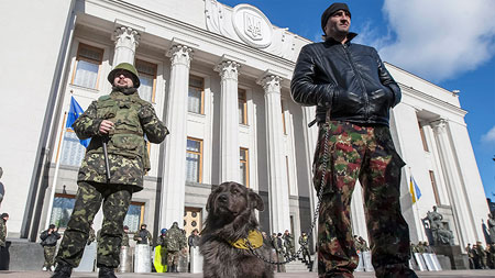 Ukraina rời CIS, rút quân khỏi Crưm