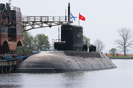 Vì sao tàu ngầm Hà Nội về Cam Ranh chậm 1 ngày?