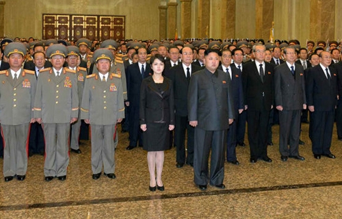 Vợ chồng Kim Jong-un tới viếng cha
