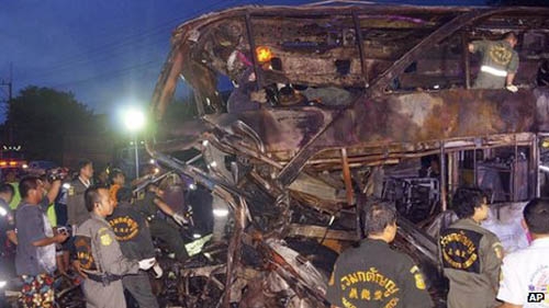 Xe buýt lao xuống khe núi Thái Lan, 29 người chết