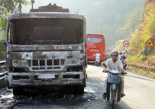 Xe chở 32.000 lít dầu bốc cháy giữa đèo Bảo Lộc
