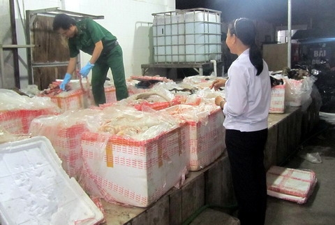 Xe tải chở 1 tấn chân trâu bò còn nguyên lông vào Sài Gòn