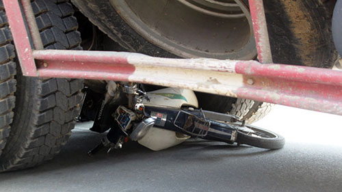 Xe tải kéo xe máy hơn 50m trên phố, một người chết thảm