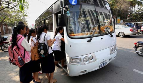 Xem dân Phnom Penh lần đầu đi xe buýt