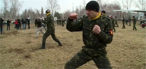 Xem lính Ukraina tập luyện phòng vệ