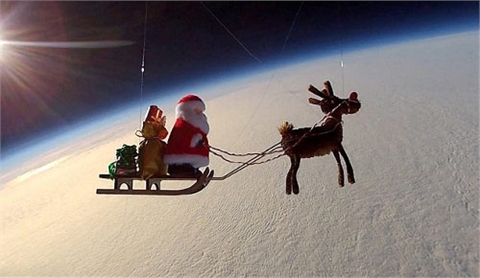 Xem ông già Noel bay lượn ngoạn mục trên không trung