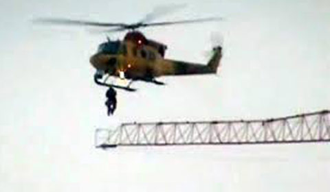 Xem trực thăng giải cứu người mắc kẹt trên cần cẩu