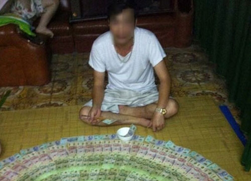 Xếp tiền đầy sàn nhà, tay chơi Việt làm dậy sóng cộng đồng mạng