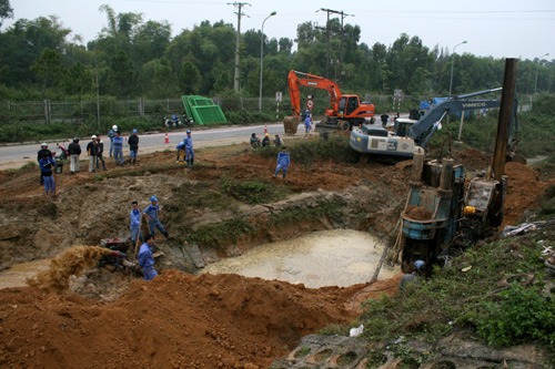 Vỡ đường ống nước, 70 nghìn hộ dân Hà Nội bị ảnh hưởng