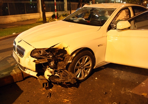 Siêu mẫu Hoàng Yến bị phạt vì lái BMW lật ngửa