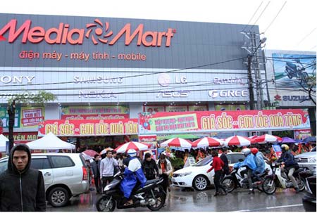 Người dân Thái Nguyên đội mưa rét chờ mua hàng điện máy