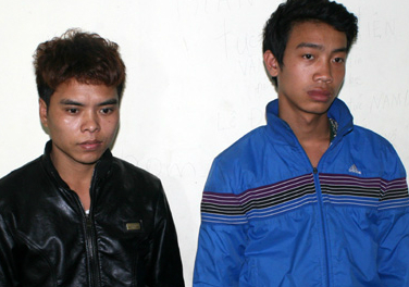 Hai thanh niên dùng dùi cui điện cướp taxi