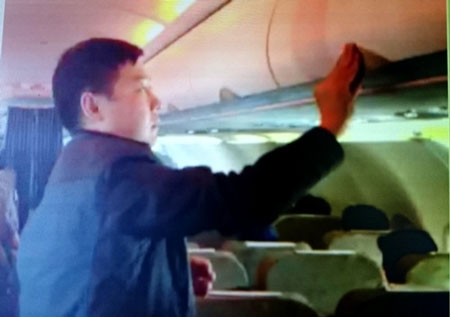 Bắt quả tang khách Trung Quốc ăn cắp trên máy bay VNA