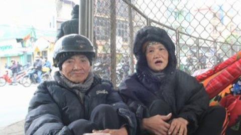 Bị gia đình “cấm duyên”, đôi bạn tuổi 80 co ro ở gầm cầu đón Tết