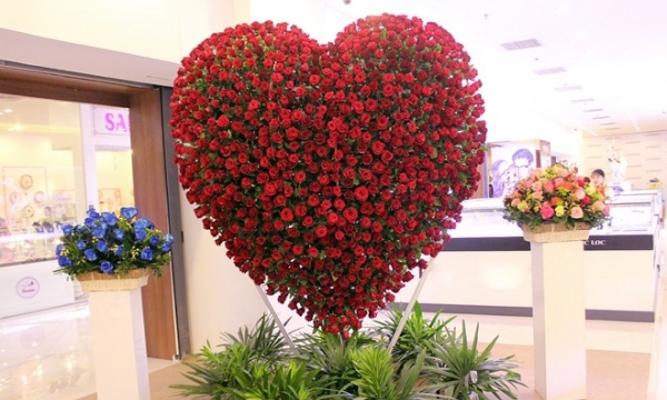 Trái tim hoa hồng cao 2,5 mét mừng lễ tình nhân ở Sài Gòn