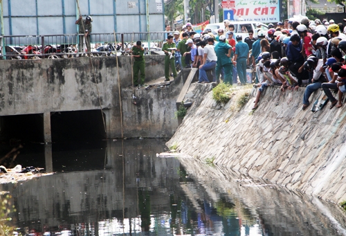 Cánh tay người bị vứt dưới kênh nước đen Sài Gòn