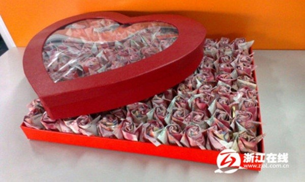 Cầu hôn bạn gái với 999 bông hồng bằng tiền có giá 700 triệu đồng