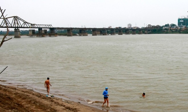 Người Hà Nội ra sông tắm tiên trong giá rét 12 độ C
