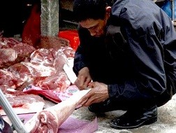 Hà Nội: 80% thịt ra chợ chưa được kiểm tra vệ sinh thú y