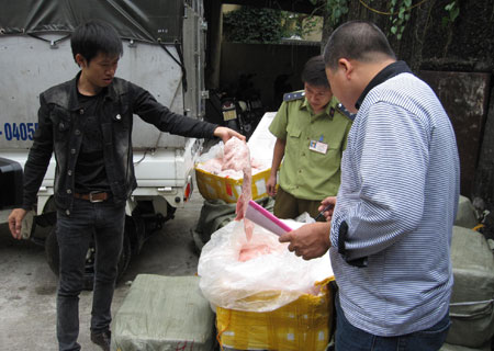 Phát hiện 600 kg nầm lợn bốc mùi chở vào Hà Nội