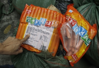 Xúc xích, khoai môn Trung Quốc hôi thối tuồn vào Việt Nam