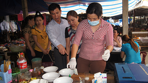 Kiểm tra công tác bảo đảm an toàn thực phẩm phục vụ Lẽ mít tinh kỷ niệm 60 năm chiến thắng Điện Biên Phủ tại tỉnh Điện Biên