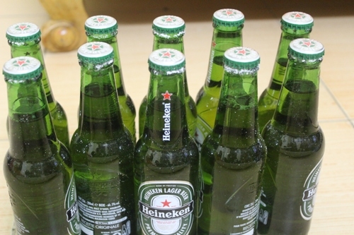 Cận cảnh bia Heineken mốc trắng sủi bọt gây hoang mang NTD