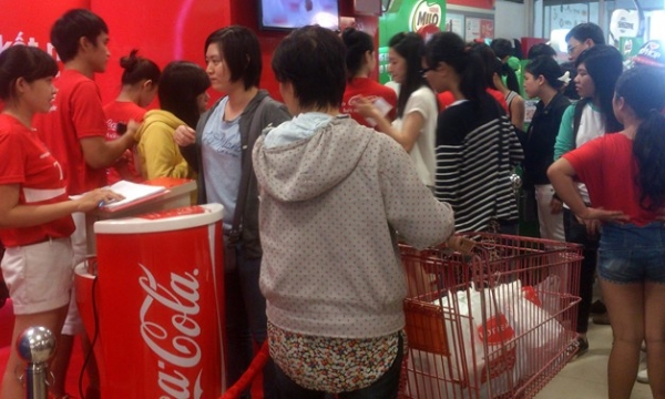 Xếp hàng chờ in tên lên lon Coca ở Sài Gòn