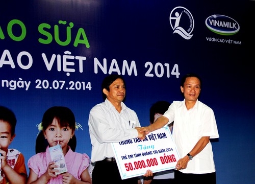 Quỹ sữa “Vươn cao Việt Nam” đến với trẻ em Quảng Trị nhân dịp kỷ niệm ngày thương binh liệt sĩ