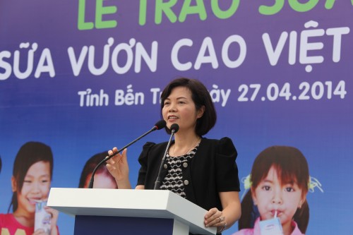 Vinamilk trao gần 77.000 ly sữa của quỹ sữa “Vươn cao Việt Nam” cho trẻ em tỉnh Bến Tre