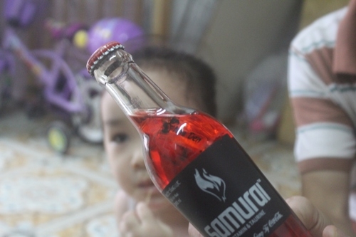 Hà Nội: Bé 3 tuổi phát hiện trong chai Samurai (cocacola) có vật thể lạ