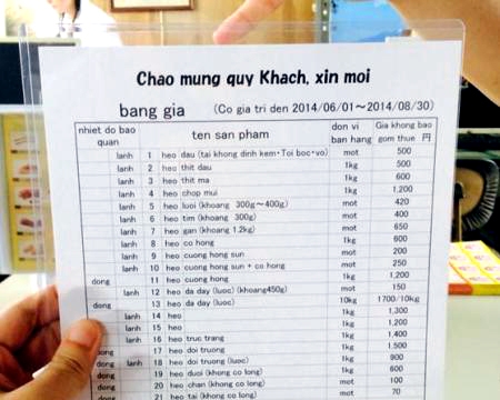 Người Nhật treo bảng tiếng Việt để bán lòng lợn