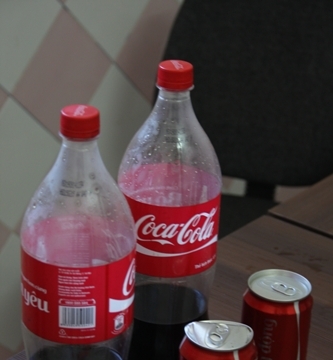 Cận cảnh những sản phẩm của Coca Cola bị xì nước, nổ lốp bốp
