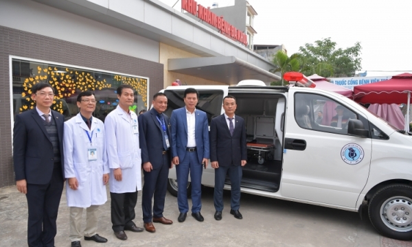 Vietcombank tặng xe ô tô cứu thương cho Bệnh viện trẻ em Hải Phòng