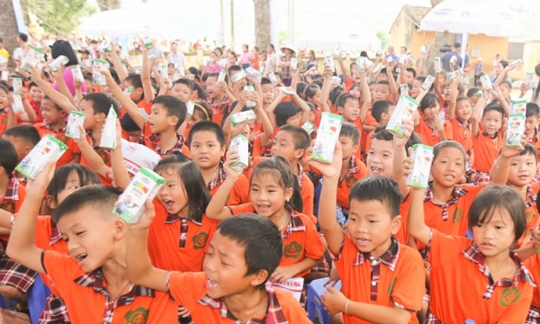Quỹ sữa vươn cao Việt Nam và Vinamilk chung tay vì trẻ em Hưng Yên