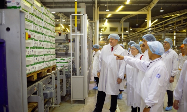 Bộ nông nghiệp Hoa Kỳ đánh giá cao sự phát triển của ngành sữa Việt Nam khi đến thăm siêu nhà máy sữa của Vinamilk